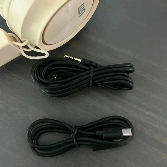 LSTN Sound Co. x Jilly Box: Bardot Wireless Headphone - Picture 5 of 9